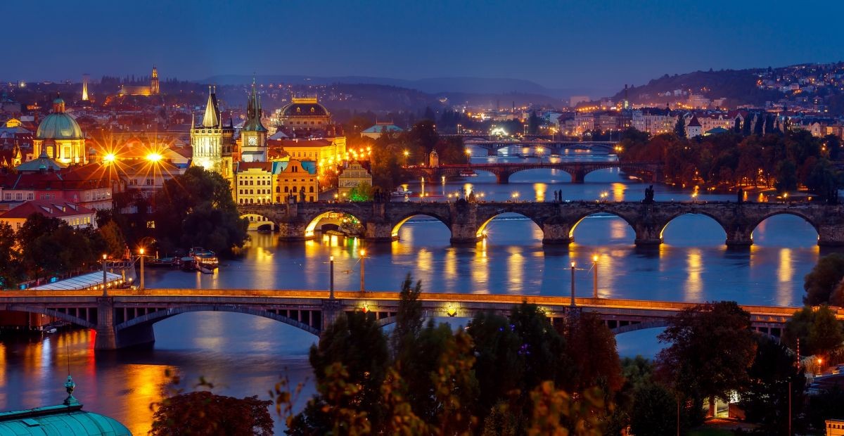 Praga di notte. Crociera con cena